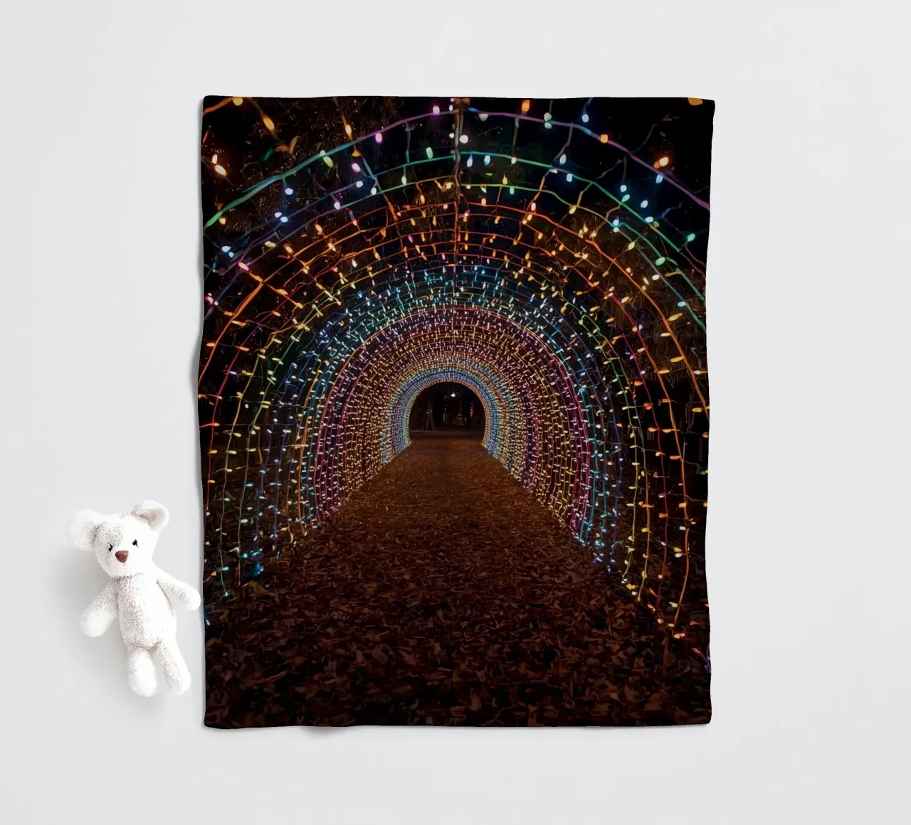 Tunnel ad arco con luci colorate e foglie cadute coperta in pile da DesignDoodle