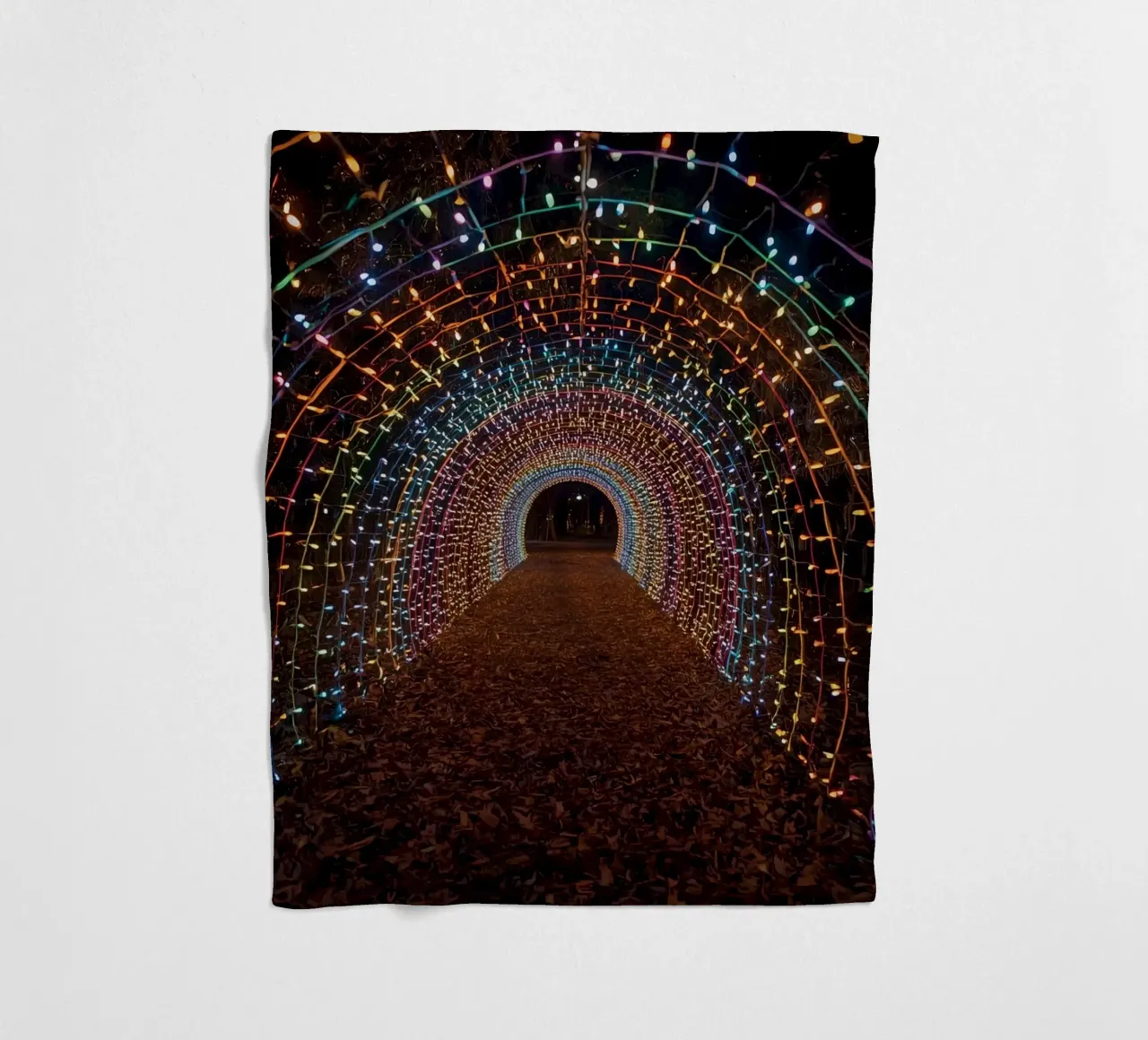 Tunnel ad arco con luci colorate e foglie cadute coperta in pile da DesignDoodle
