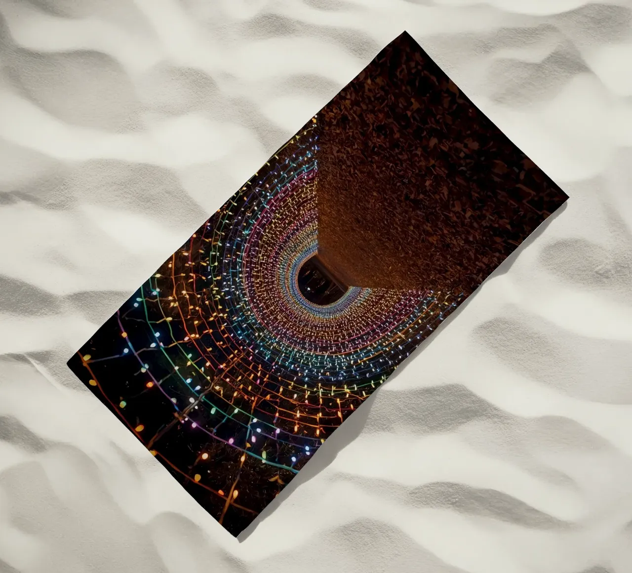 Tunnel ad arco con luci colorate e foglie cadute telo mare da DesignDoodle