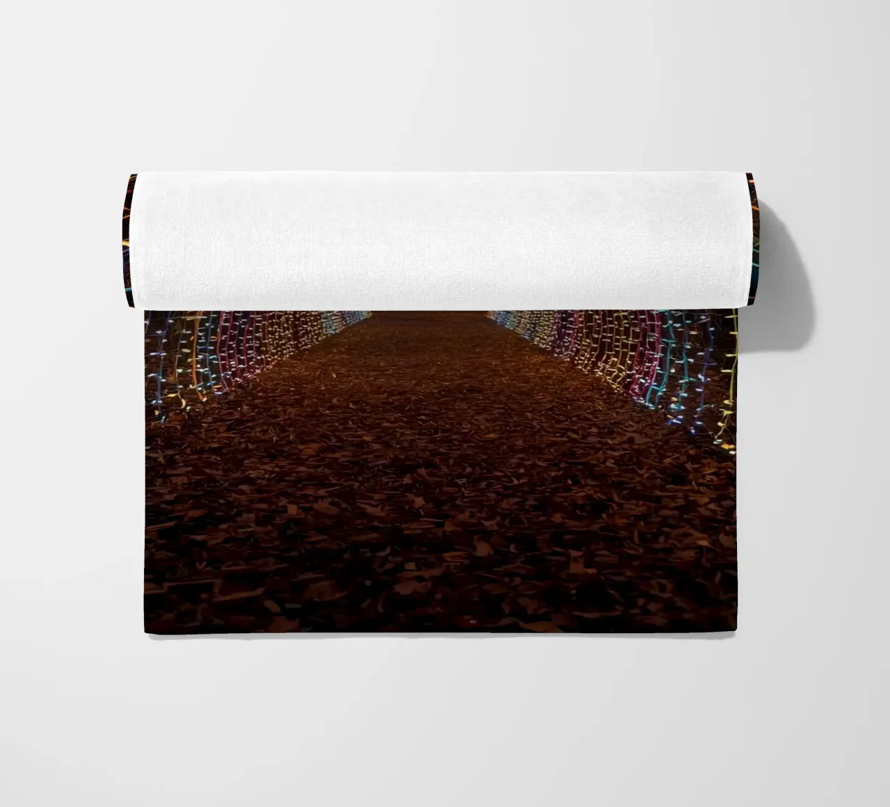 Tunnel ad arco con luci colorate e foglie cadute telo mare da DesignDoodle