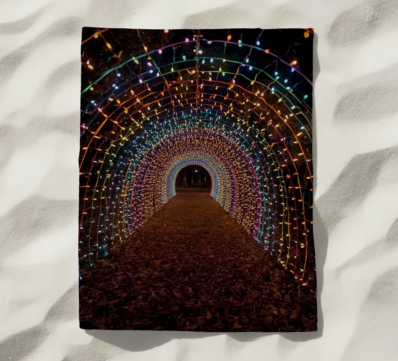 Tunnel ad arco con luci colorate e foglie cadute telo mare da DesignDoodle