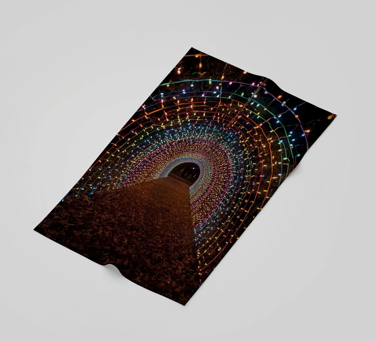 Tunnel ad arco con luci colorate e foglie cadute telo mare da DesignDoodle