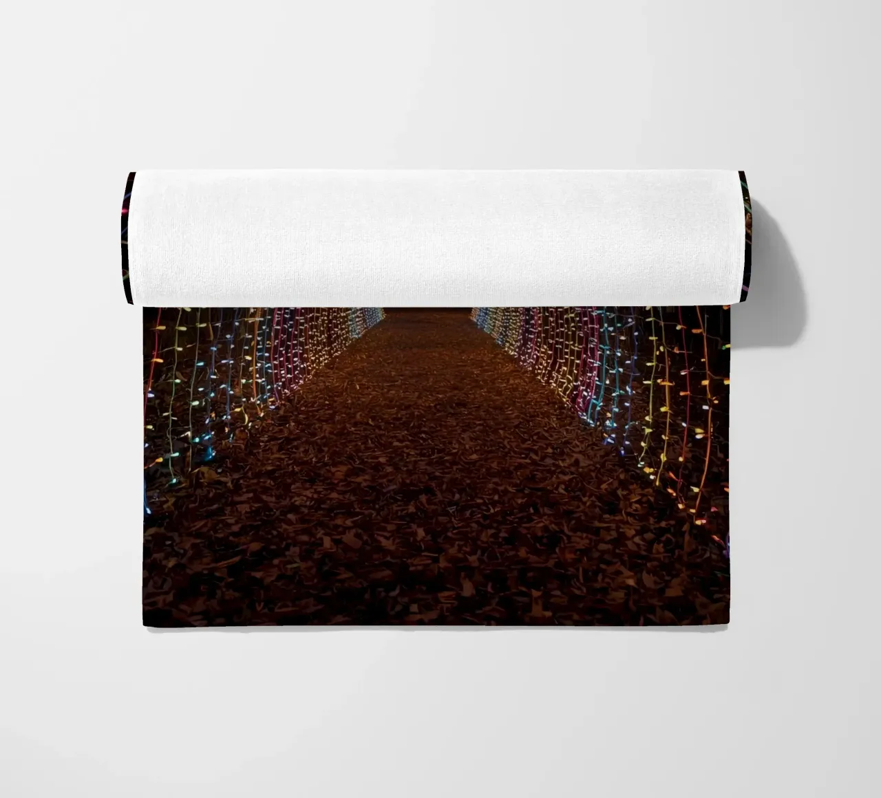 Tunnel ad arco con luci colorate e foglie cadute telo mare da DesignDoodle