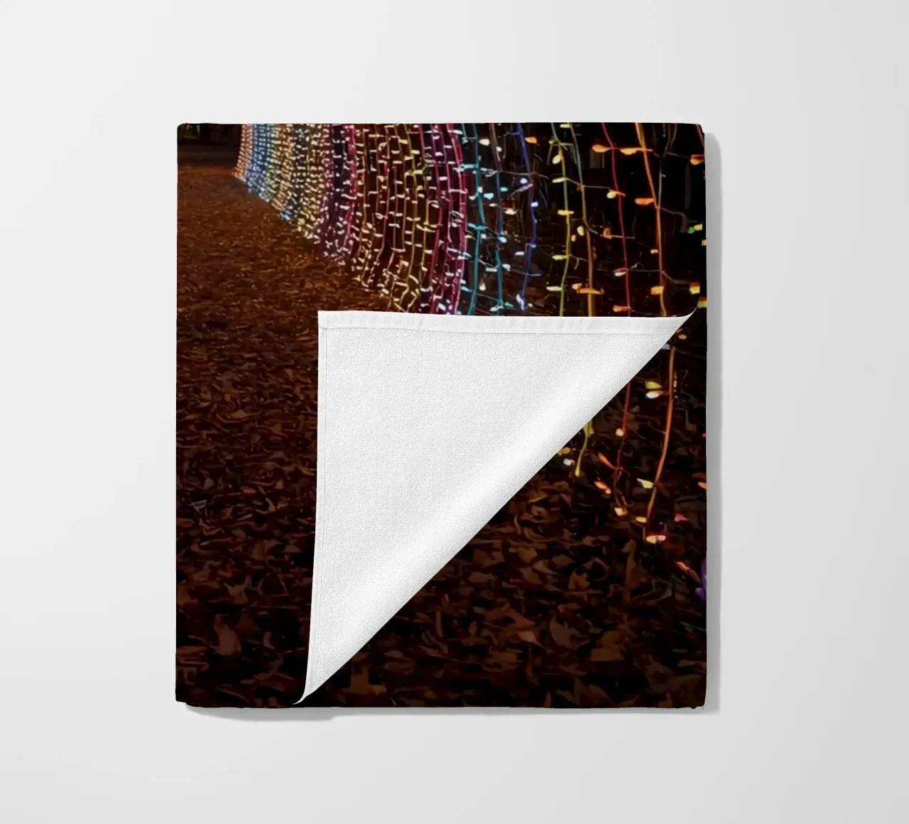 Tunnel ad arco con luci colorate e foglie cadute telo mare da DesignDoodle