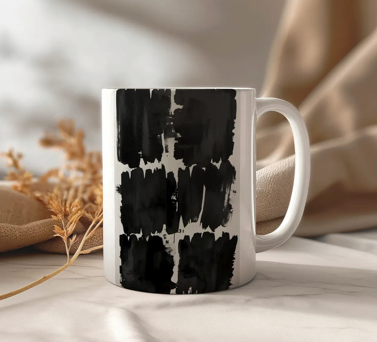 Pennellate nere astratte su bianco tazza in ceramica da DesignDoodle