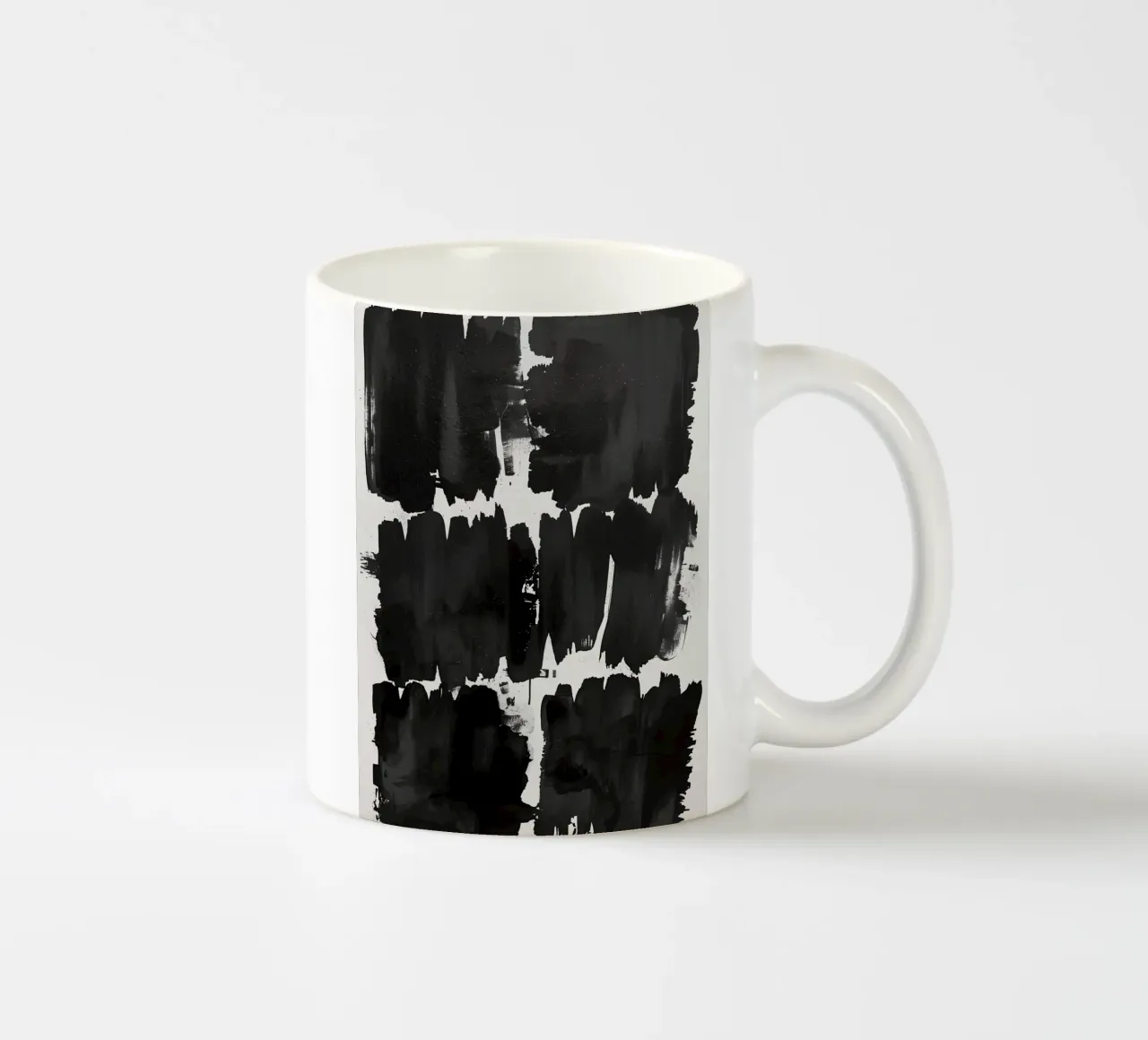 Pennellate nere astratte su bianco tazza in ceramica da DesignDoodle