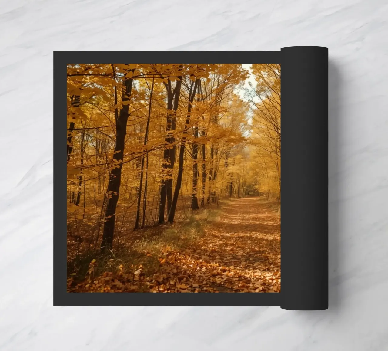 Chemin forestier d'automne avec feuillage jaune paillasson de DesignDoodle