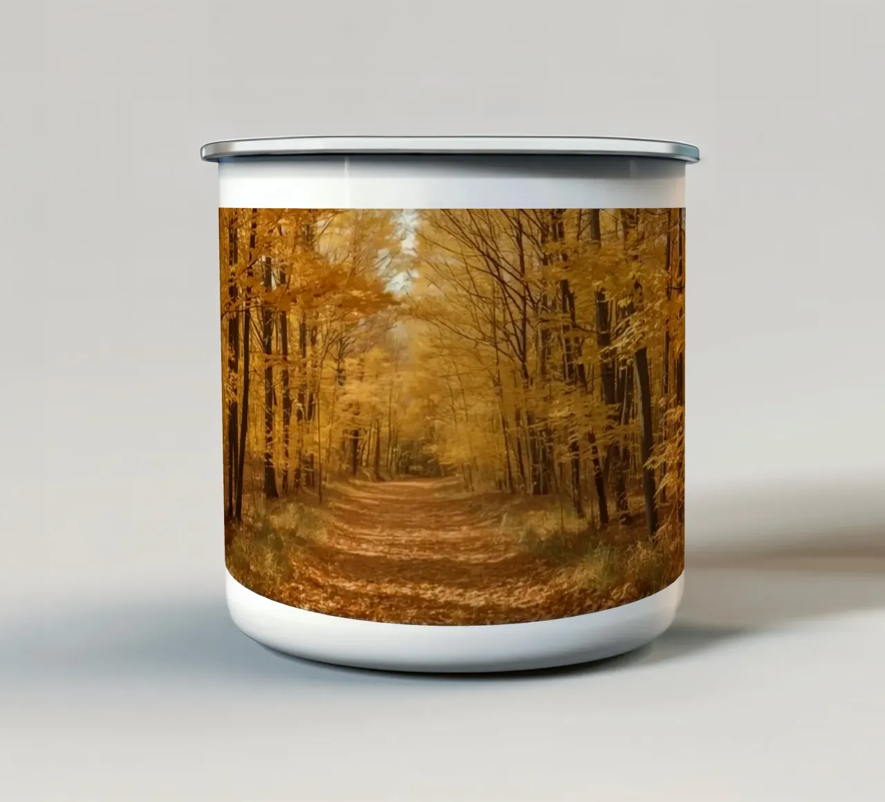 Sentiero forestale autunnale con fogliame giallo tazza in smalto da DesignDoodle