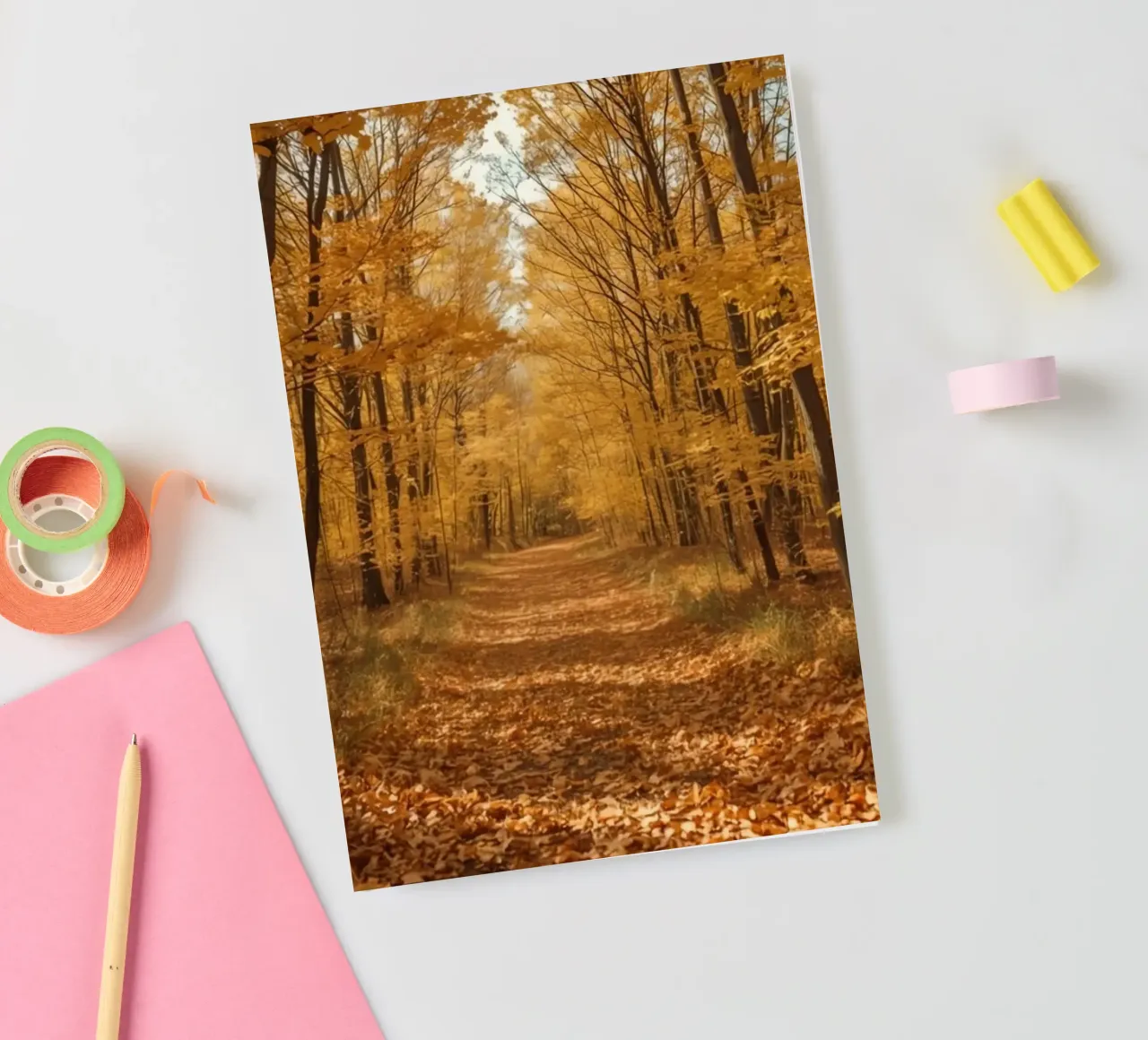 Chemin forestier d'automne avec feuillage jaune carnet de notes de DesignDoodle
