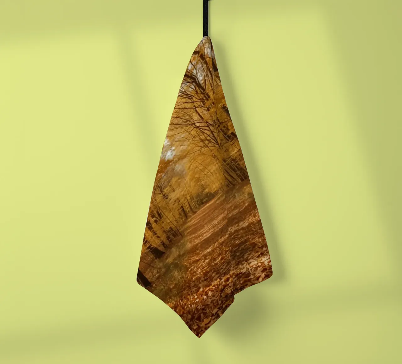 Chemin forestier d'automne avec feuillage jaune torchon de DesignDoodle