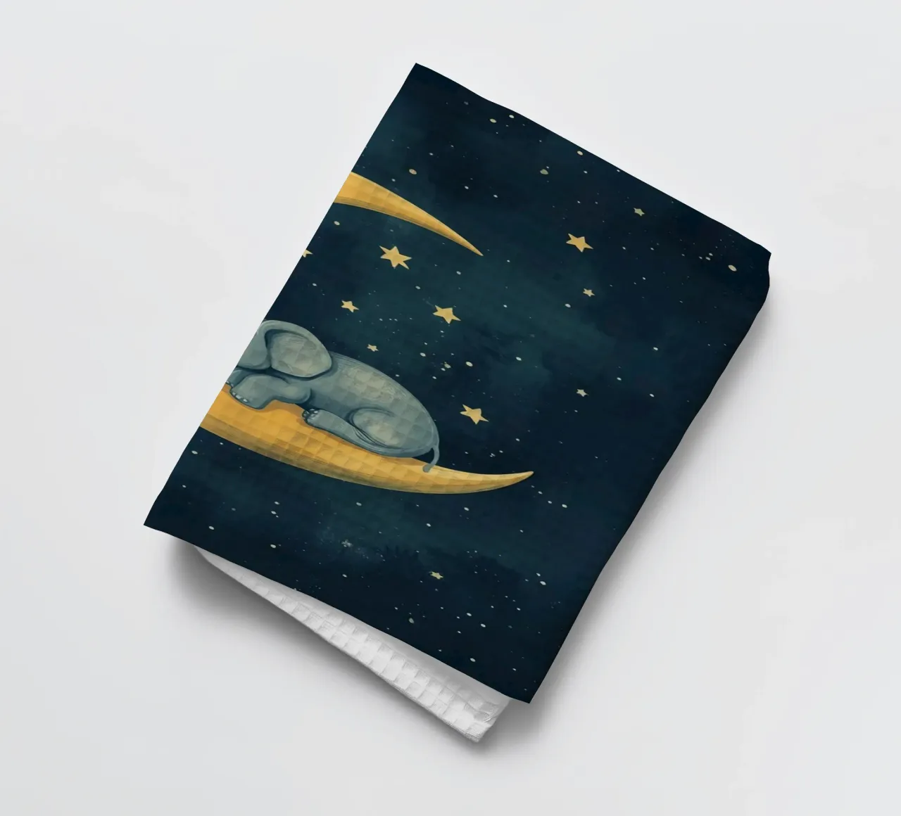 Mignon bébé éléphant dormant sur la lune torchon de DesignDoodle
