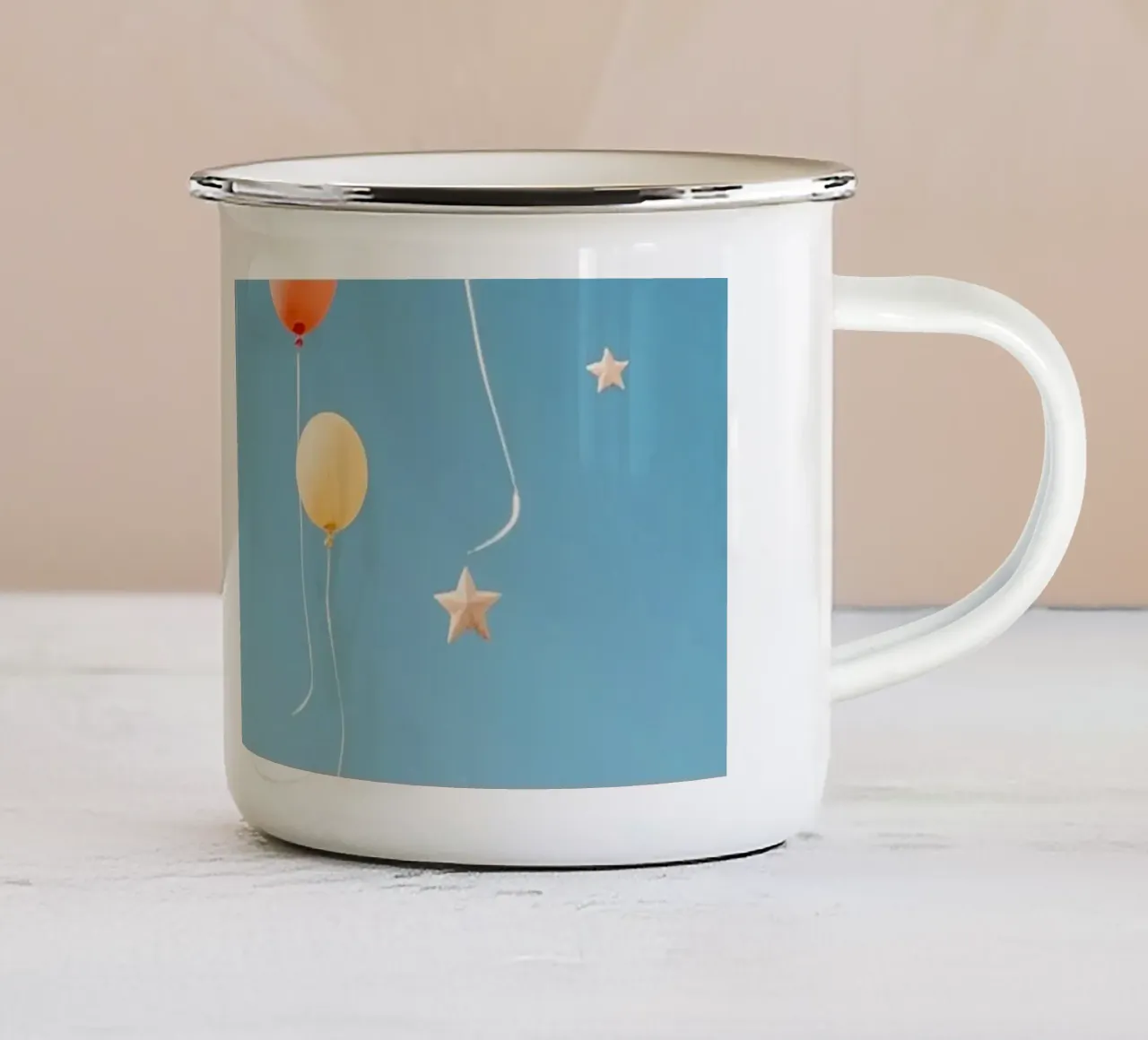 Palloncini e stelle in un cielo nuvoloso tazza in smalto da DesignDoodle