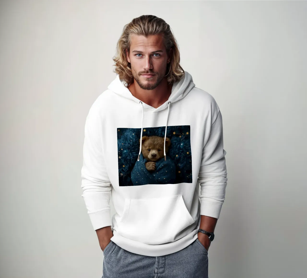 Cucciolo d'orso avvolto in una coperta di stelle felpa con cappuccio da DesignDoodle