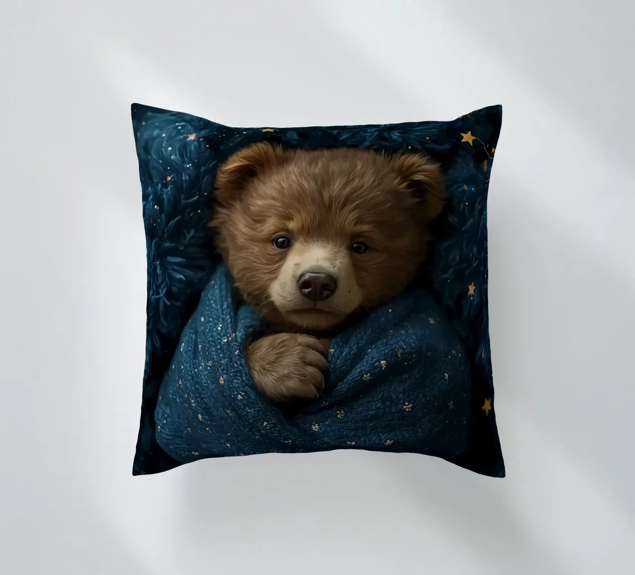 Cucciolo d'orso avvolto in una coperta di stelle cuscino da DesignDoodle