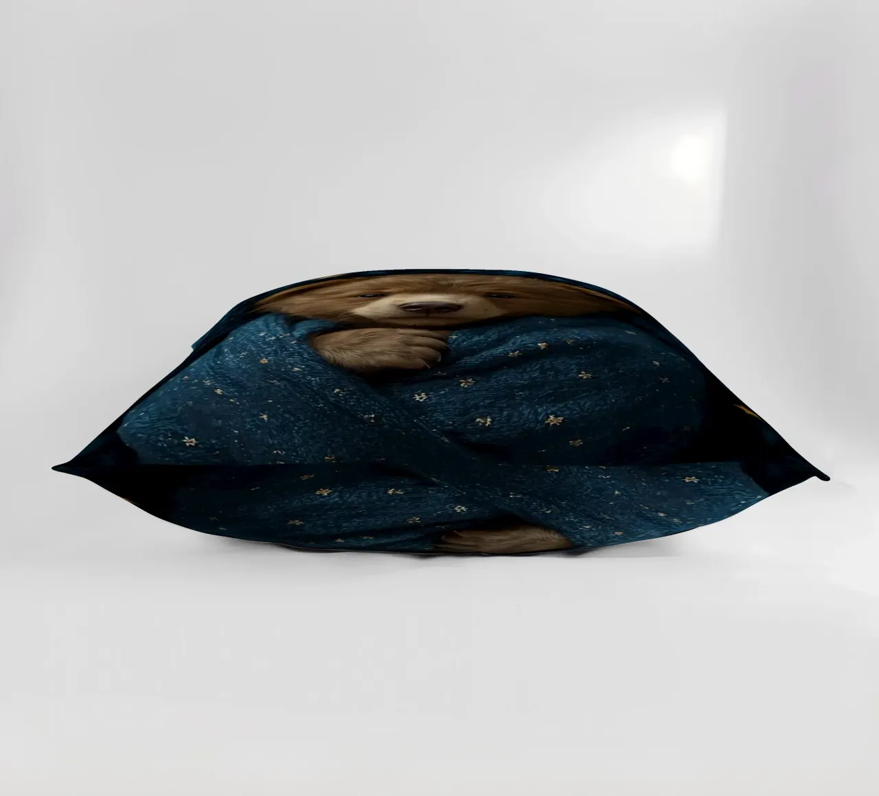 Cucciolo d'orso avvolto in una coperta di stelle cuscino da DesignDoodle