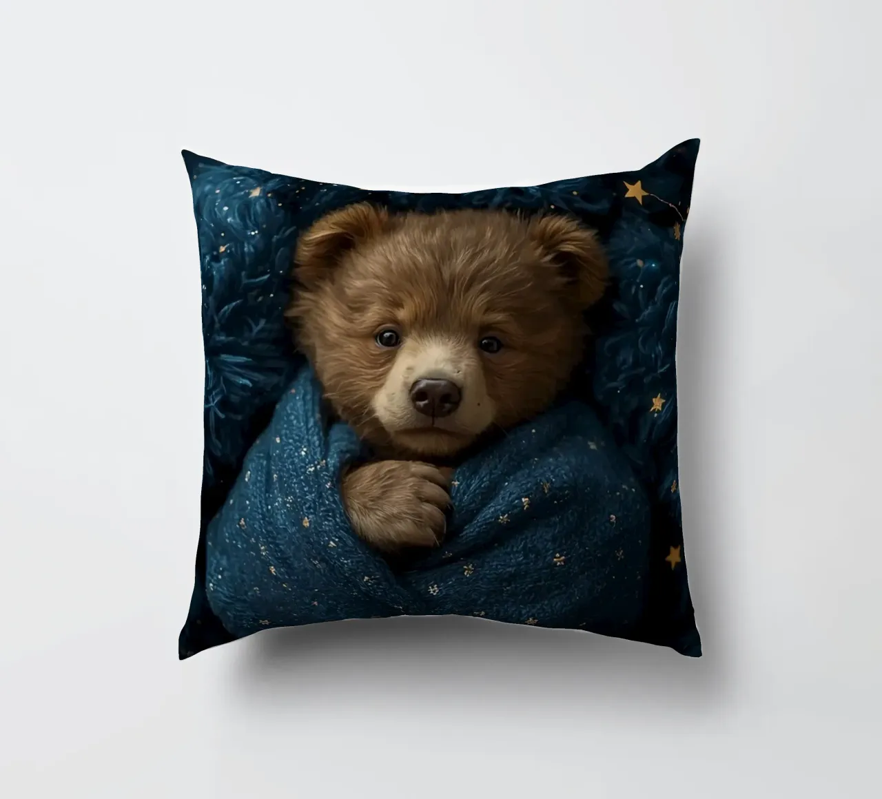 Cucciolo d'orso avvolto in una coperta di stelle cuscino da DesignDoodle
