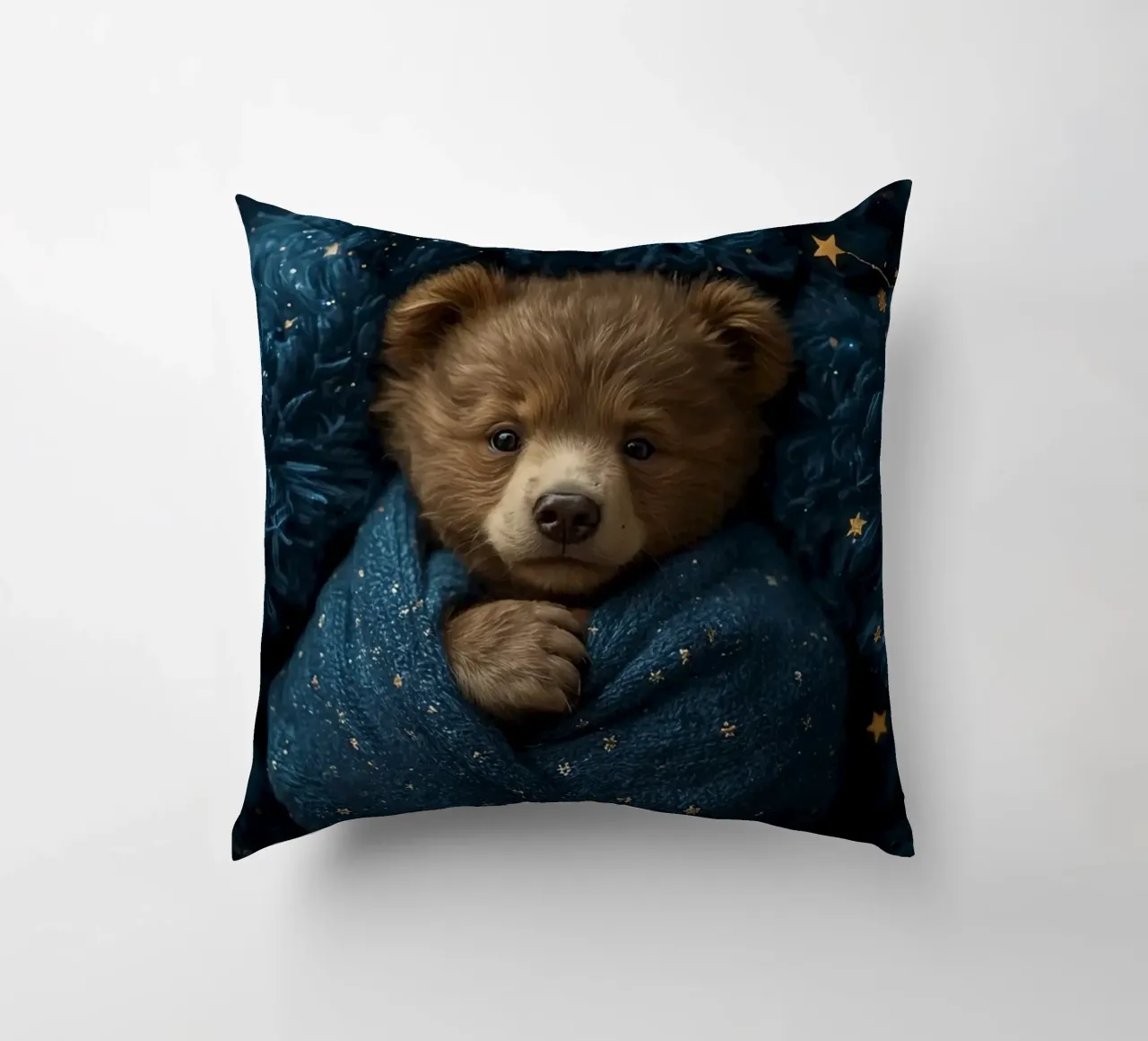 Cucciolo d'orso avvolto in una coperta di stelle cuscino da DesignDoodle