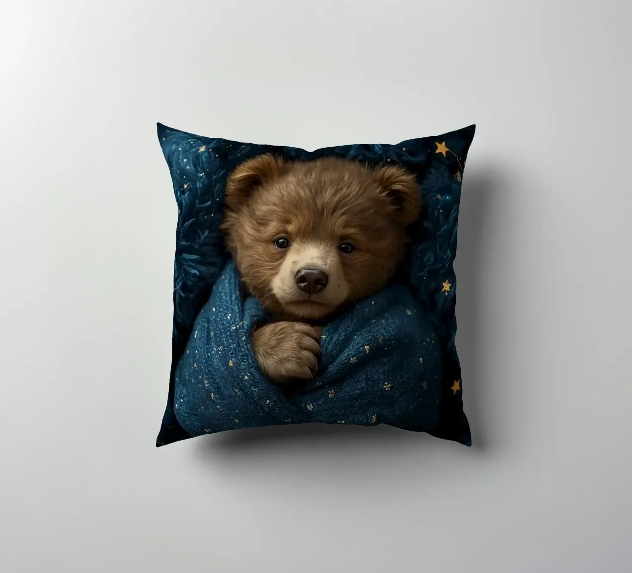 Cucciolo d'orso avvolto in una coperta di stelle cuscino da DesignDoodle