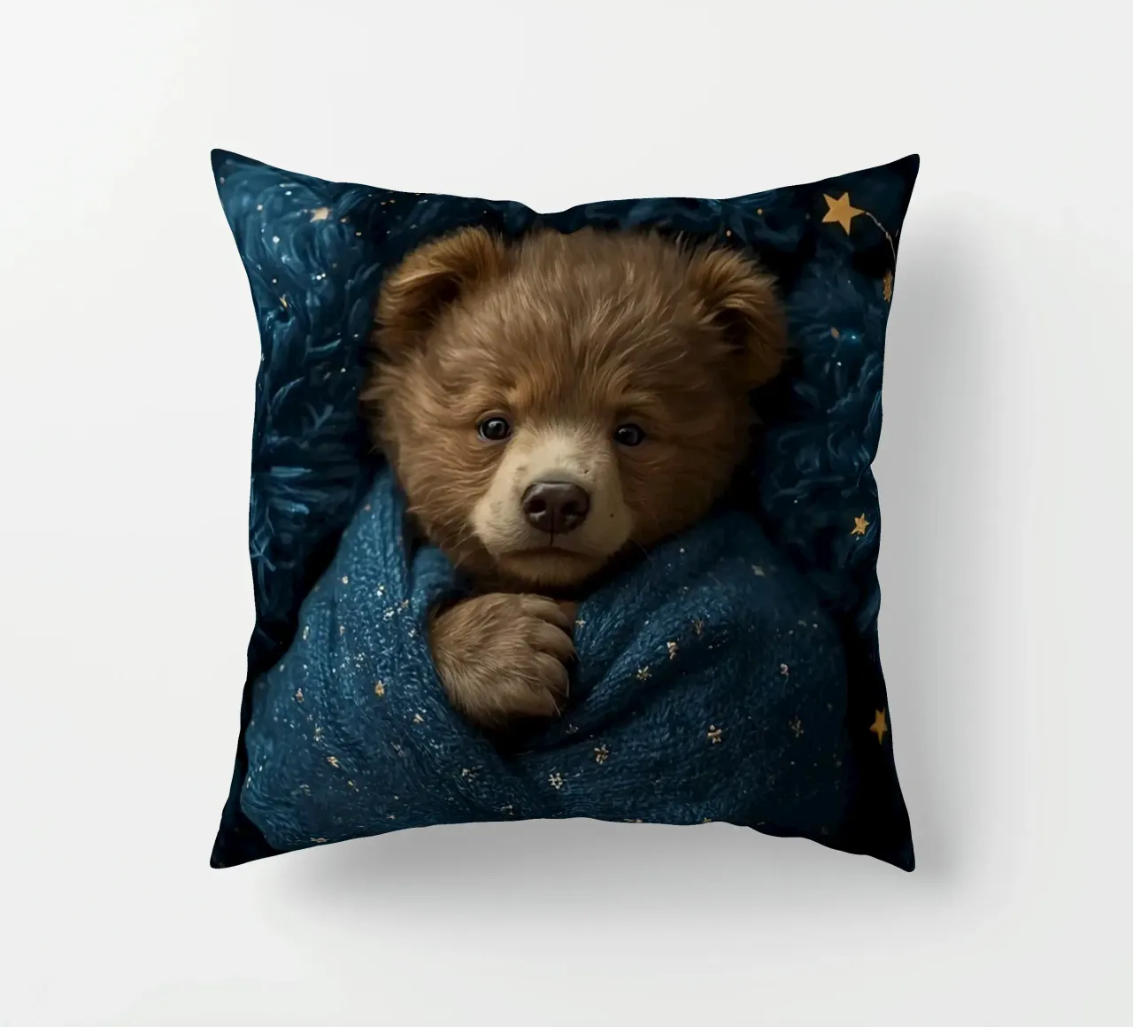 Cucciolo d'orso avvolto in una coperta di stelle cuscino da DesignDoodle