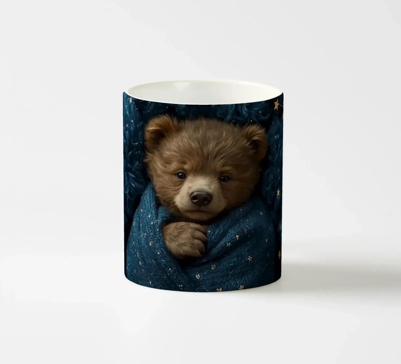 Cucciolo d'orso avvolto in una coperta di stelle tazza in ceramica da DesignDoodle
