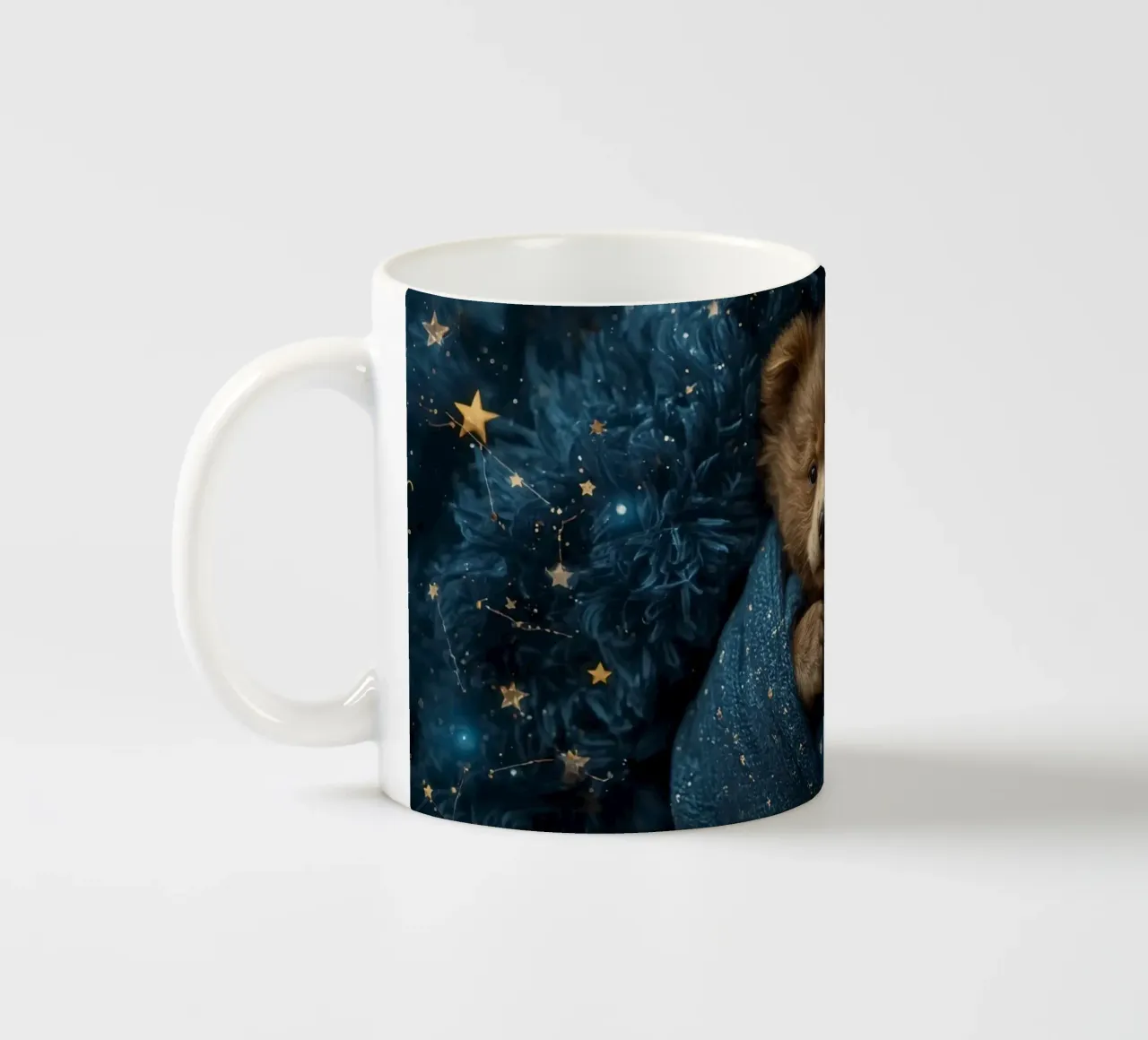 Cucciolo d'orso avvolto in una coperta di stelle tazza in ceramica da DesignDoodle