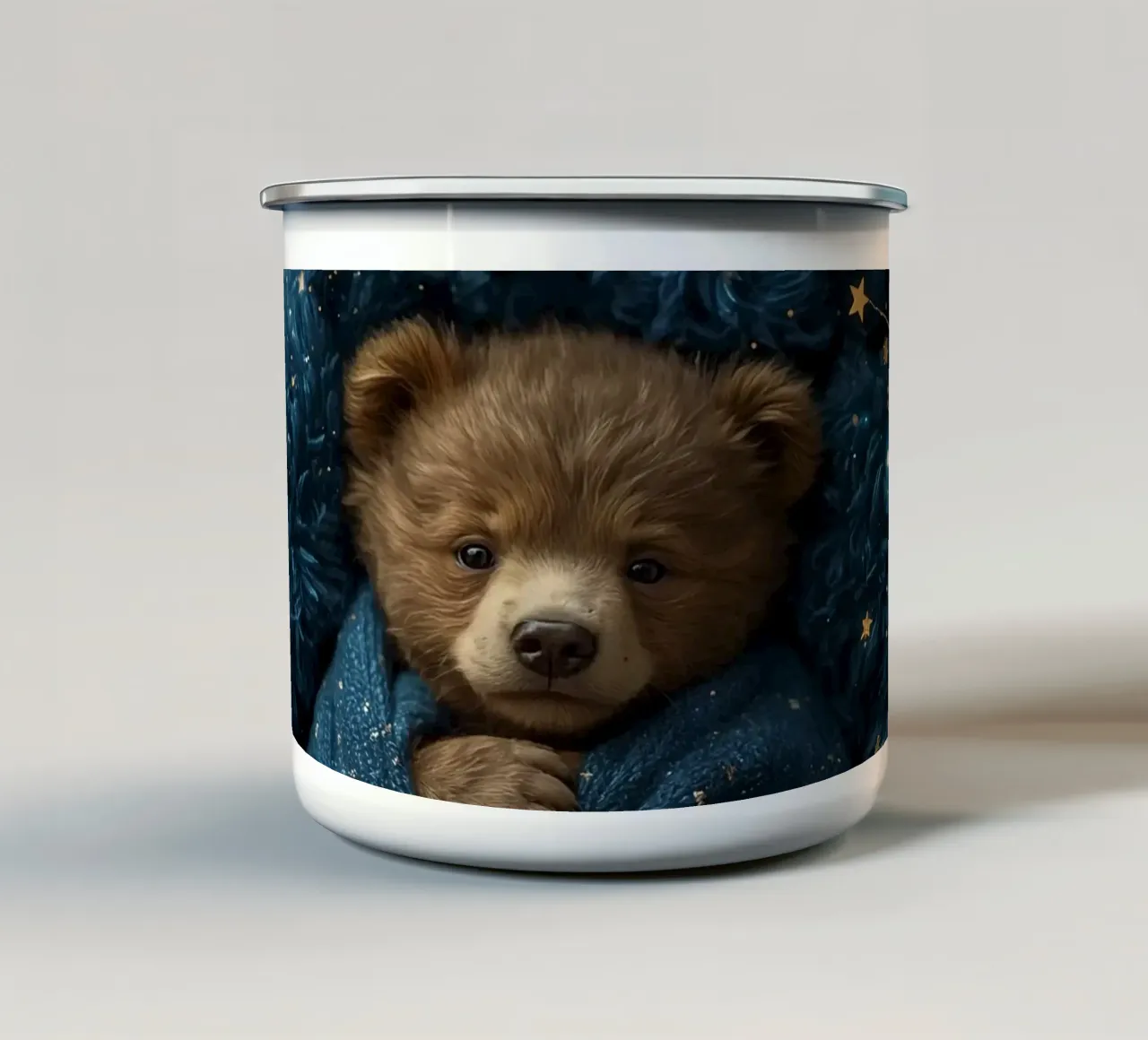 Cucciolo d'orso avvolto in una coperta di stelle tazza in smalto da DesignDoodle