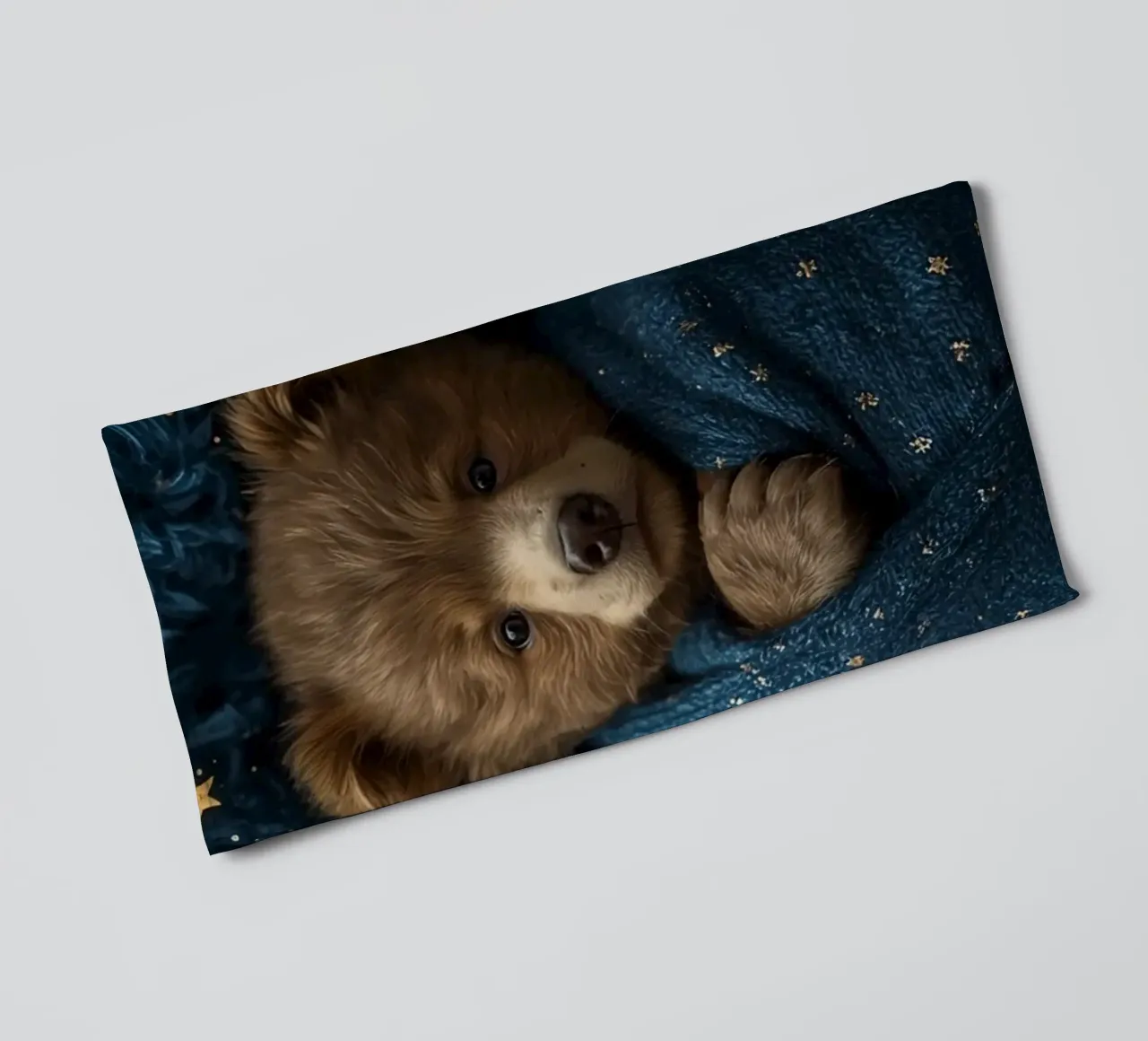 Cucciolo d'orso avvolto in una coperta di stelle asciugamano da bagno da DesignDoodle