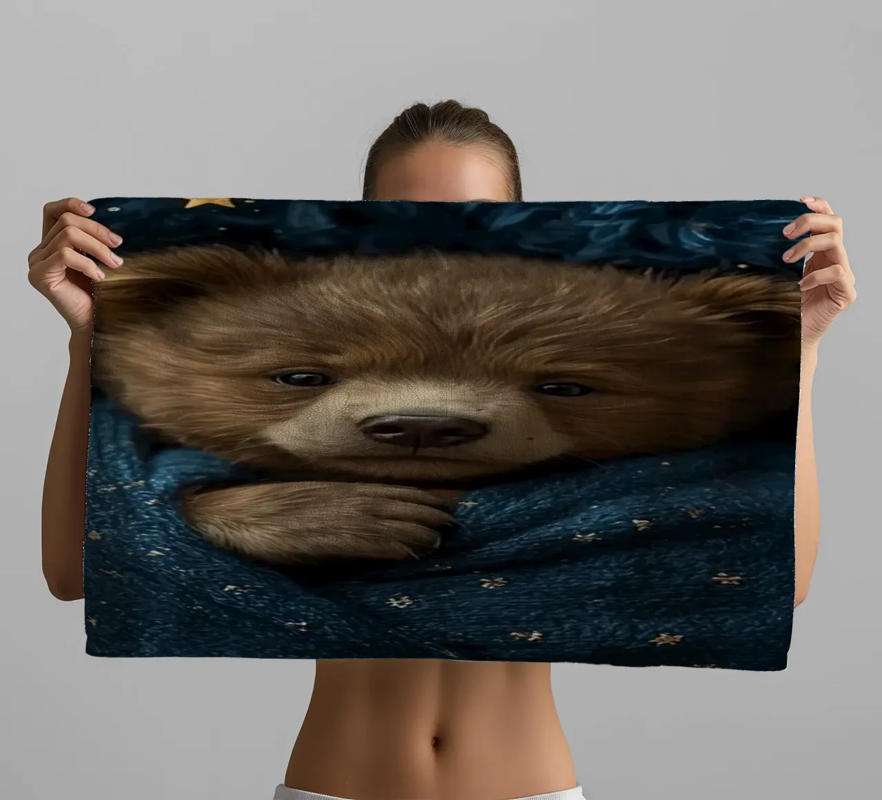 Cucciolo d'orso avvolto in una coperta di stelle asciugamano da bagno da DesignDoodle