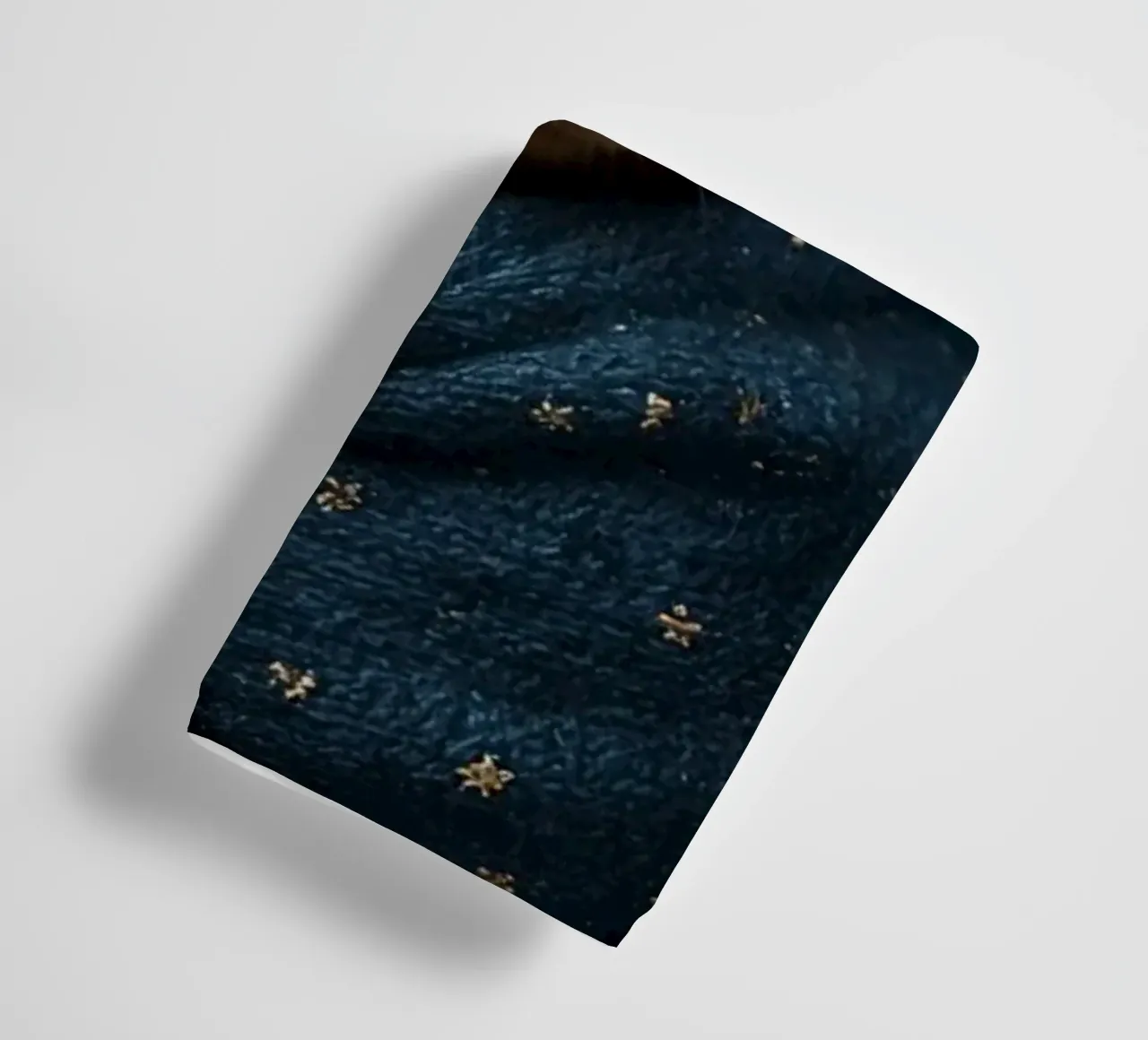 Cucciolo d'orso avvolto in una coperta di stelle asciugamano da bagno da DesignDoodle