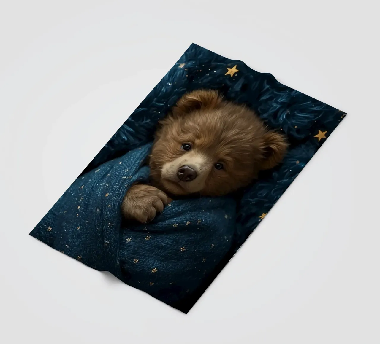 Cucciolo d'orso avvolto in una coperta di stelle coperta in pile da DesignDoodle