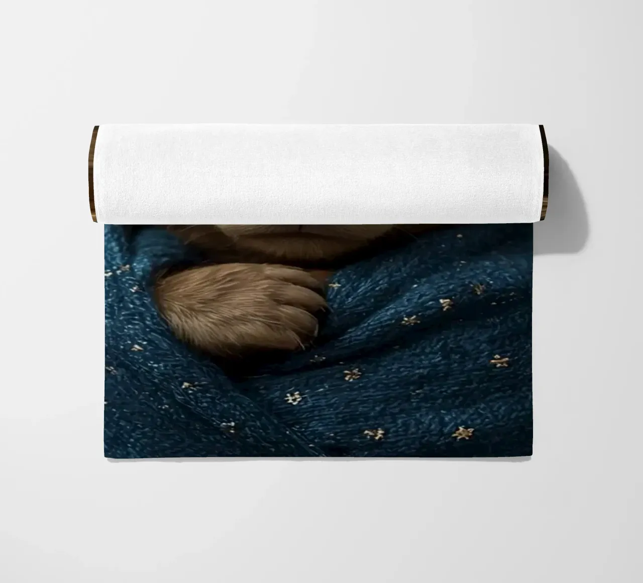 Cucciolo d'orso avvolto in una coperta di stelle telo mare da DesignDoodle