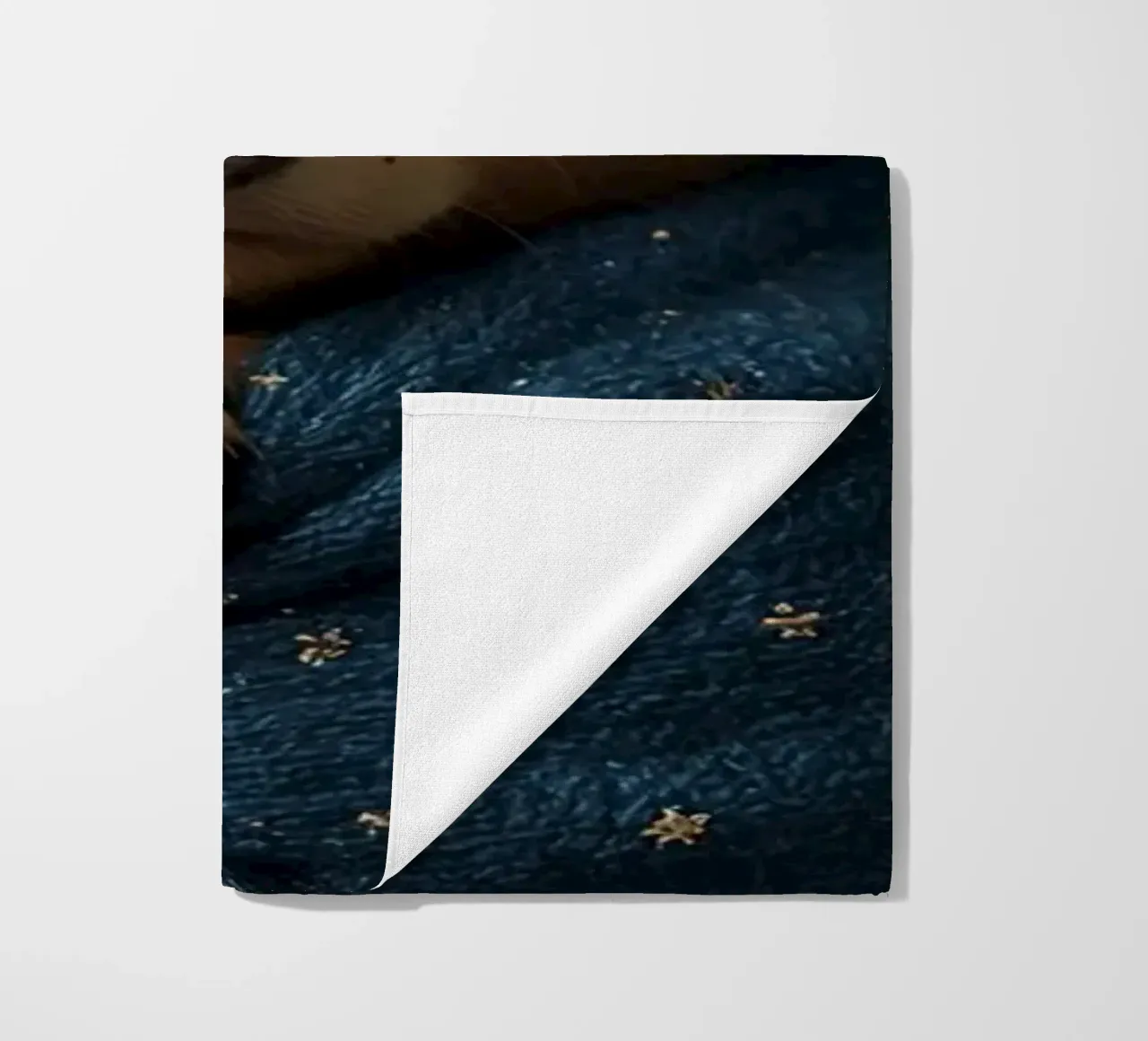 Cucciolo d'orso avvolto in una coperta di stelle telo mare da DesignDoodle