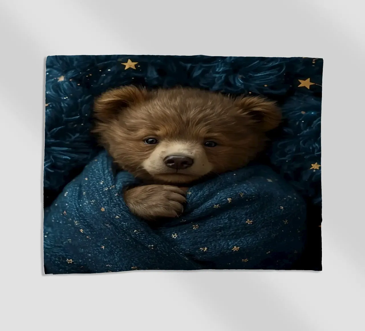 Cucciolo d'orso avvolto in una coperta di stelle telo mare da DesignDoodle
