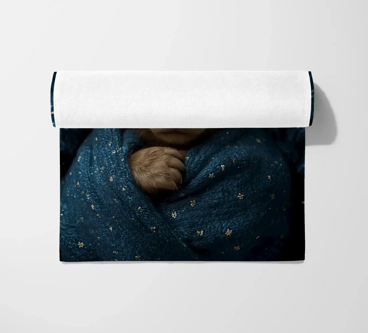 Cucciolo d'orso avvolto in una coperta di stelle telo mare da DesignDoodle