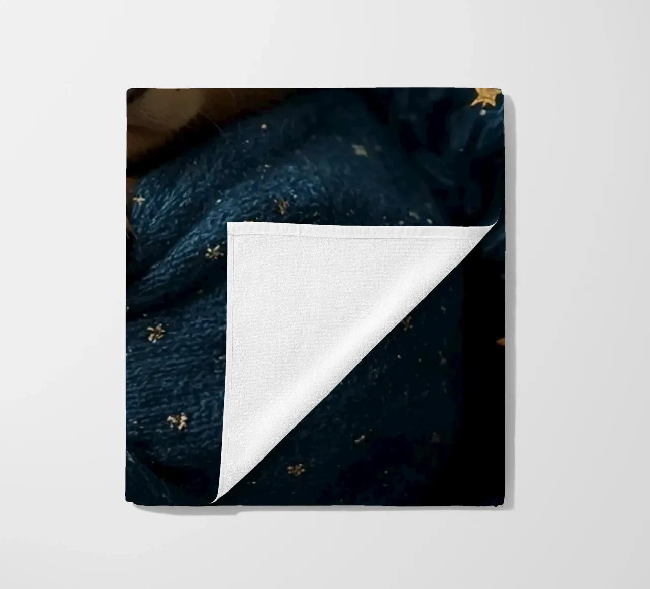 Cucciolo d'orso avvolto in una coperta di stelle telo mare da DesignDoodle
