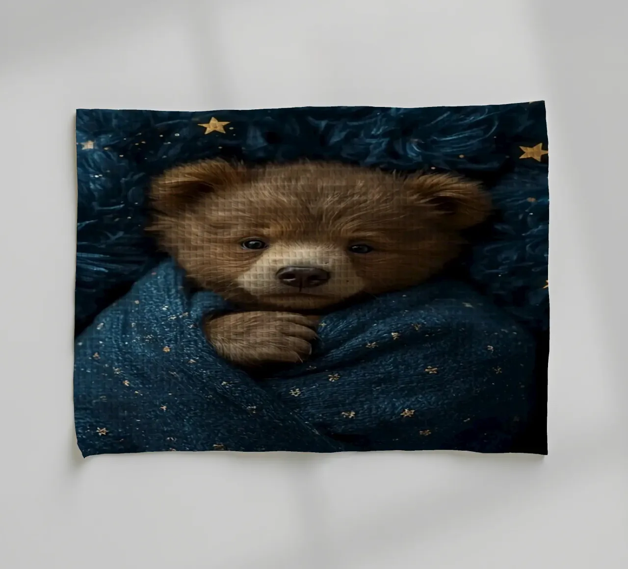 Cucciolo d'orso avvolto in una coperta di stelle canovaccio da cucina da DesignDoodle