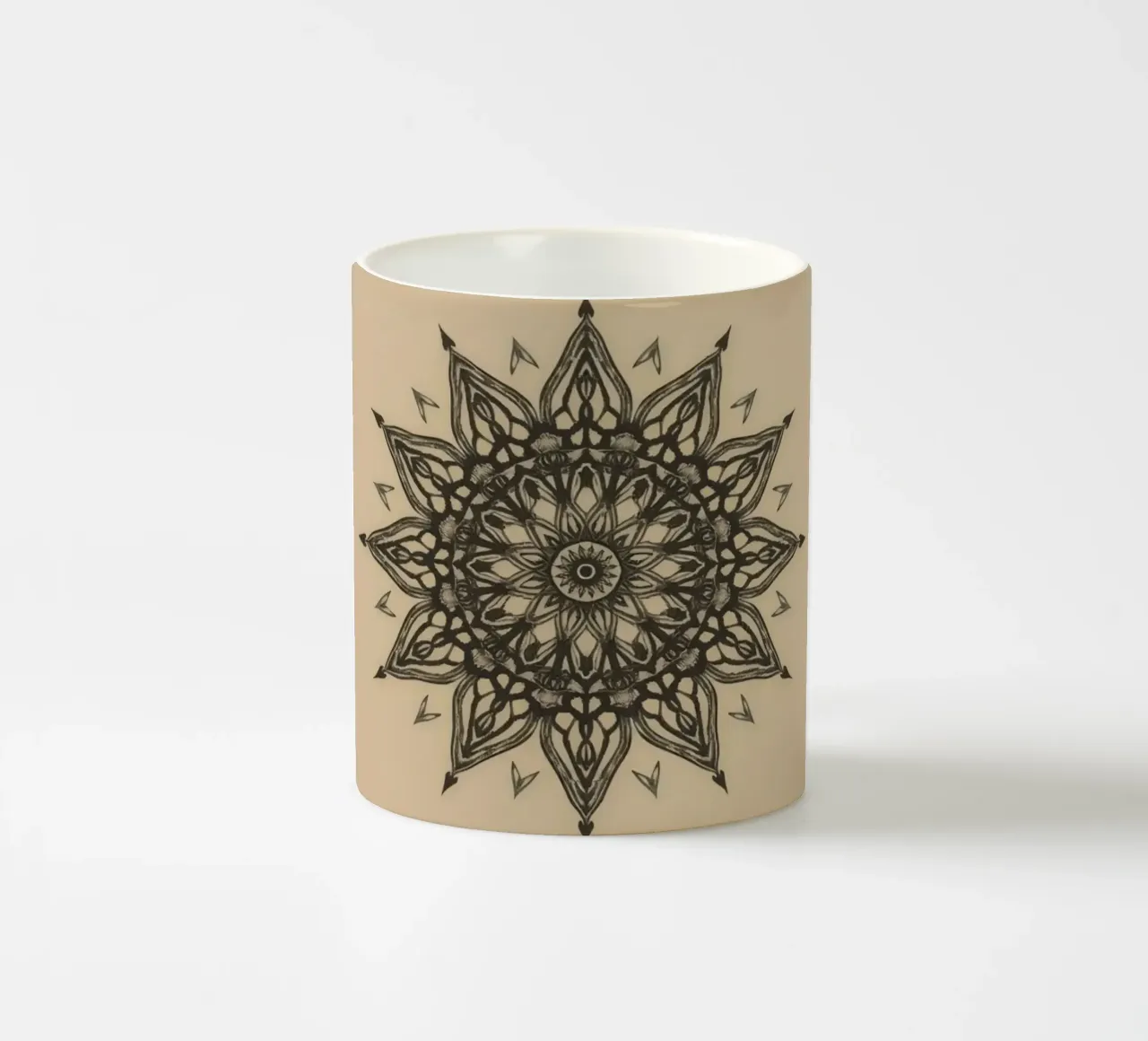 Mandala in bianco e nero su sfondo beige tazza in ceramica da DesignDoodle