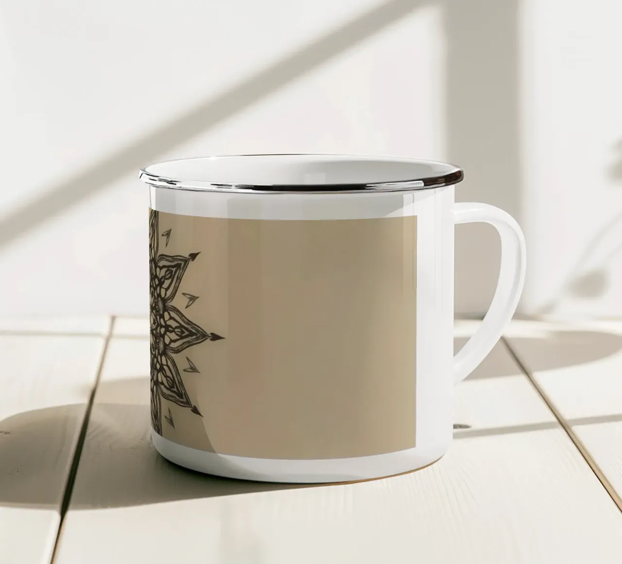 Mandala in bianco e nero su sfondo beige tazza in smalto da DesignDoodle