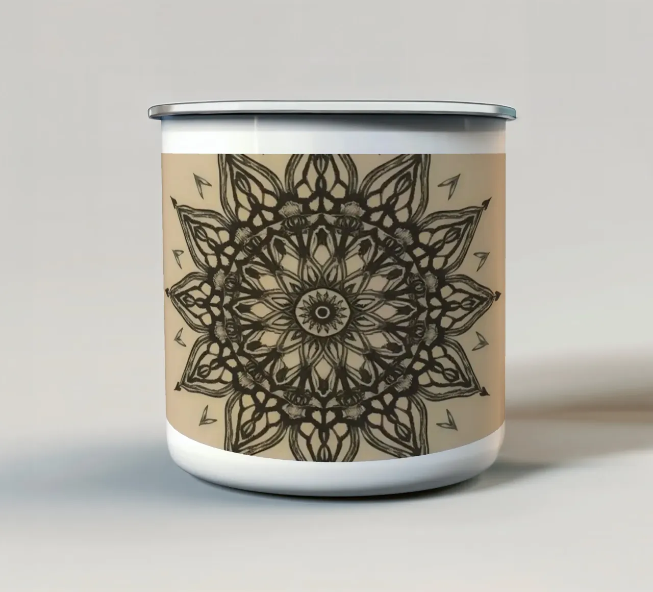 Mandala in bianco e nero su sfondo beige tazza in smalto da DesignDoodle