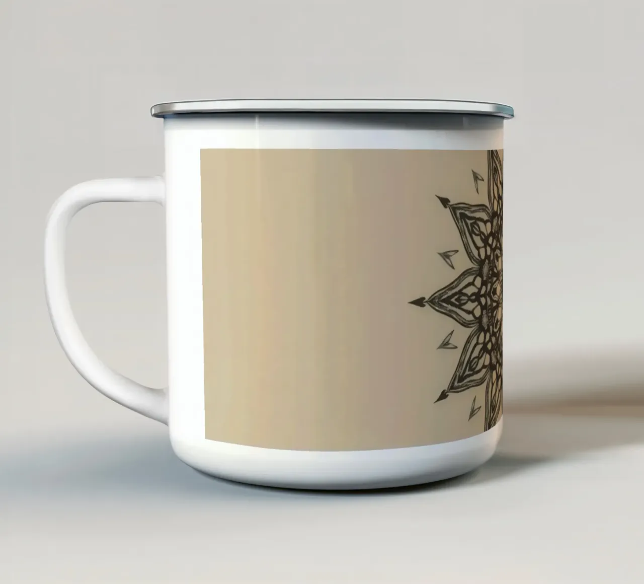 Mandala in bianco e nero su sfondo beige tazza in smalto da DesignDoodle