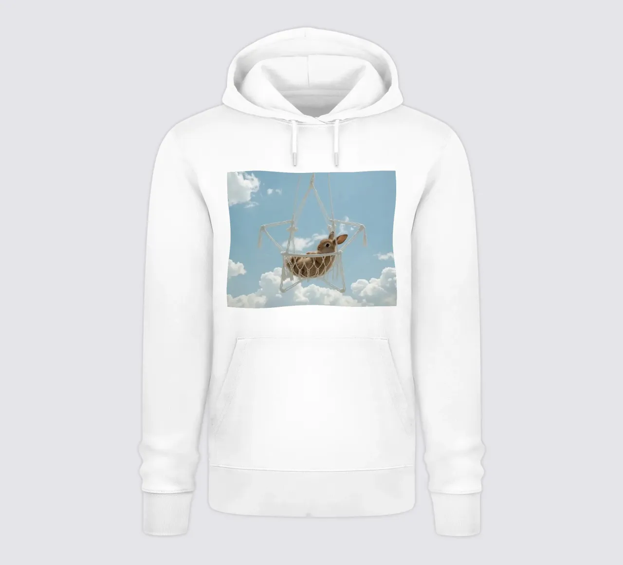 Simpatico coniglietto felice in amaca Macrame contro il cielo felpa con cappuccio da DesignDoodle