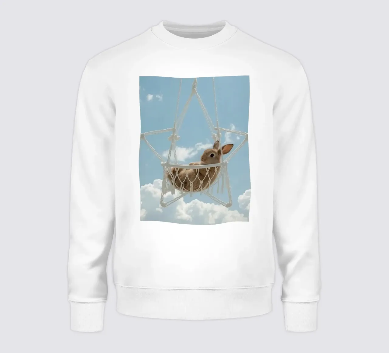 Mignon lapin heureux dans un hamac en macramé sur fond de ciel sweat de DesignDoodle