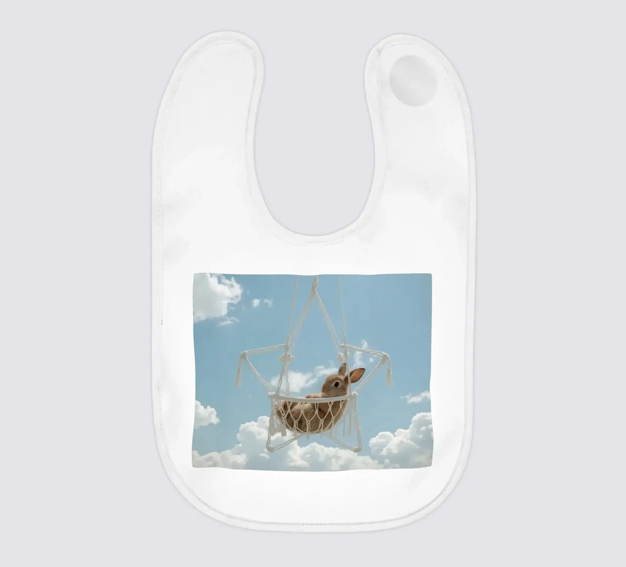 Simpatico coniglietto felice in amaca Macrame contro il cielo bavaglino da DesignDoodle