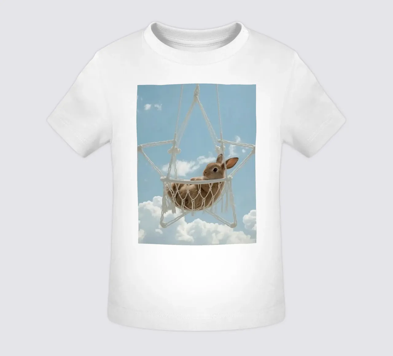 Simpatico coniglietto felice in amaca Macrame contro il cielo maglietta neonato da DesignDoodle