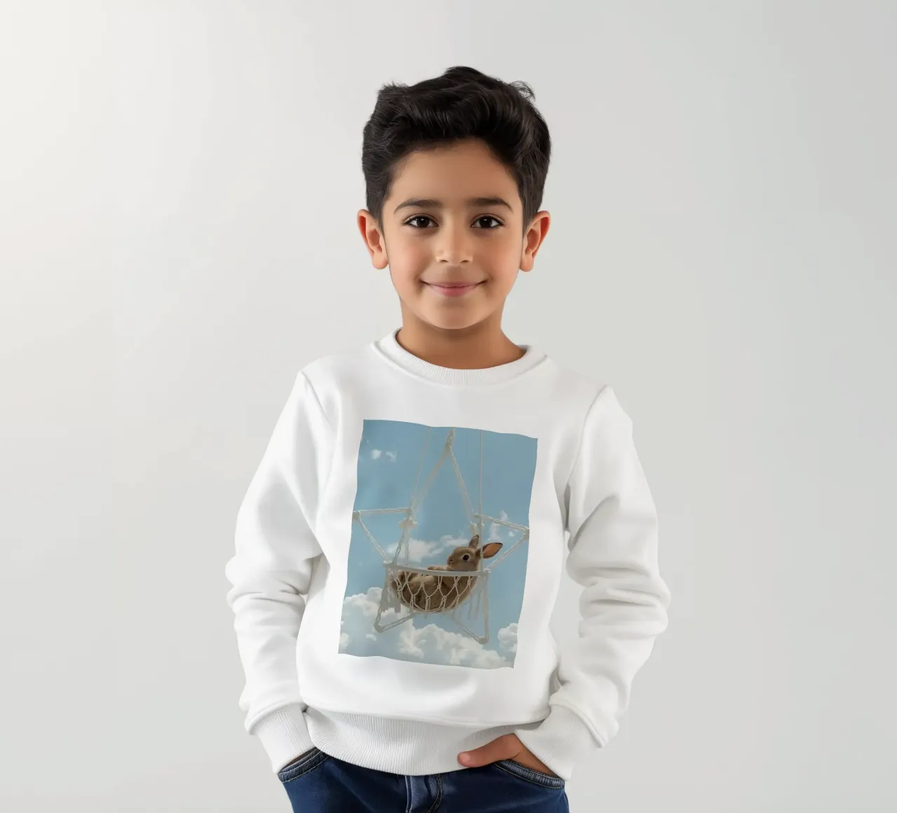 Simpatico coniglietto felice in amaca Macrame contro il cielo felpa bambino da DesignDoodle