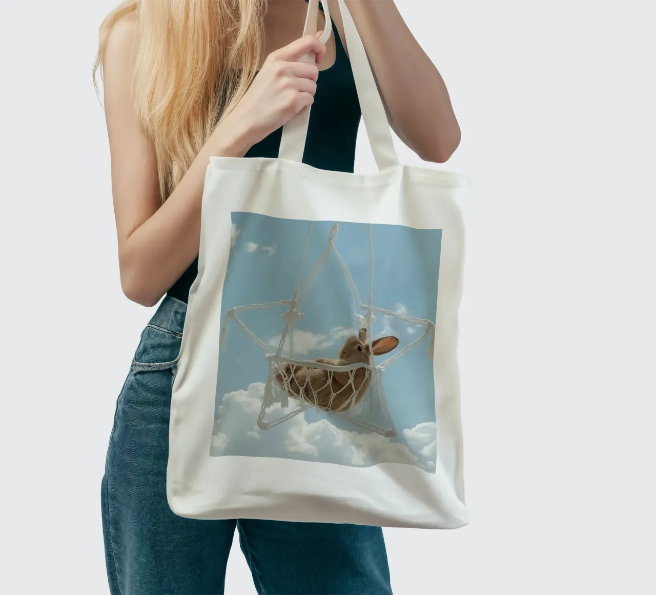 Simpatico coniglietto felice in amaca Macrame contro il cielo borsa in juta da DesignDoodle