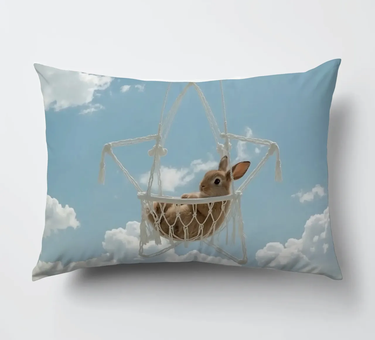 Simpatico coniglietto felice in amaca Macrame contro il cielo cuscino da DesignDoodle