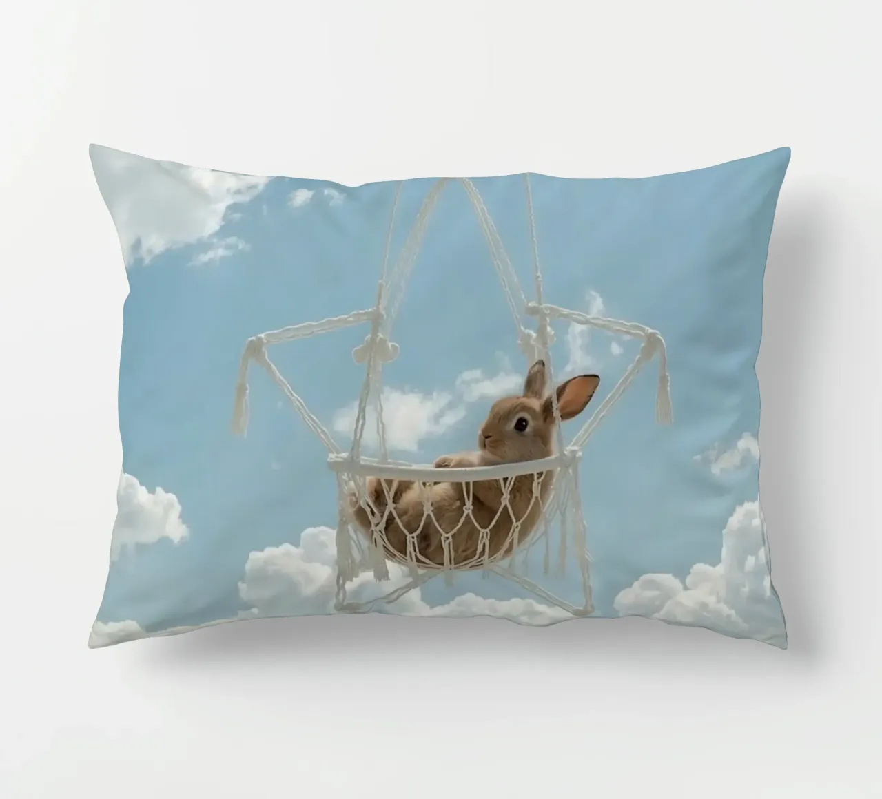Simpatico coniglietto felice in amaca Macrame contro il cielo cuscino da DesignDoodle