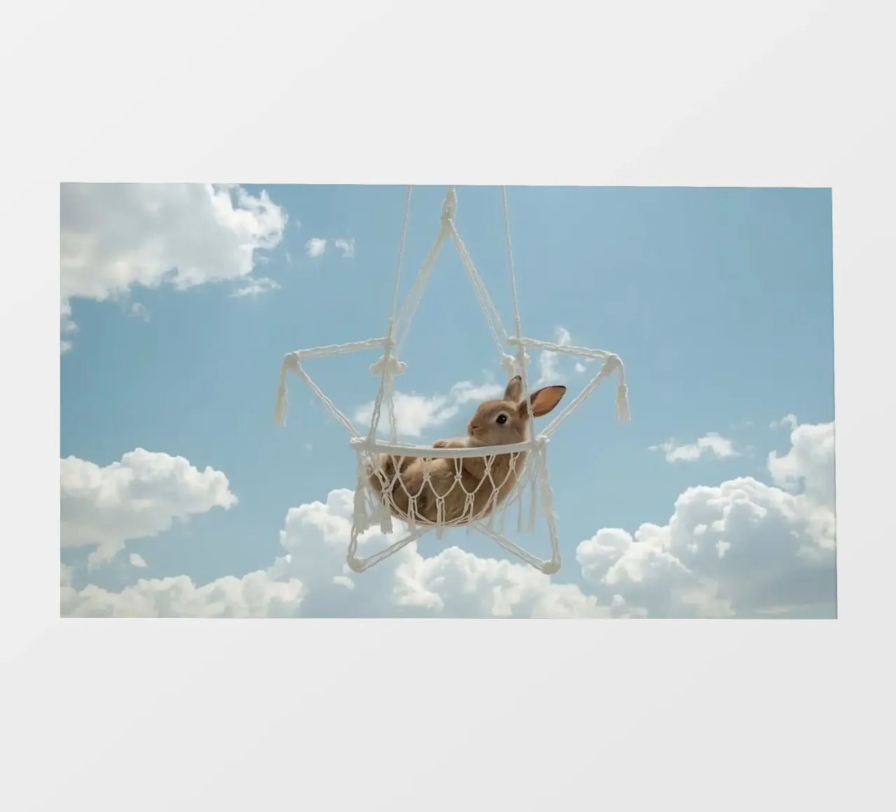 Mignon lapin heureux dans un hamac en macramé sur fond de ciel bâche pvc de DesignDoodle