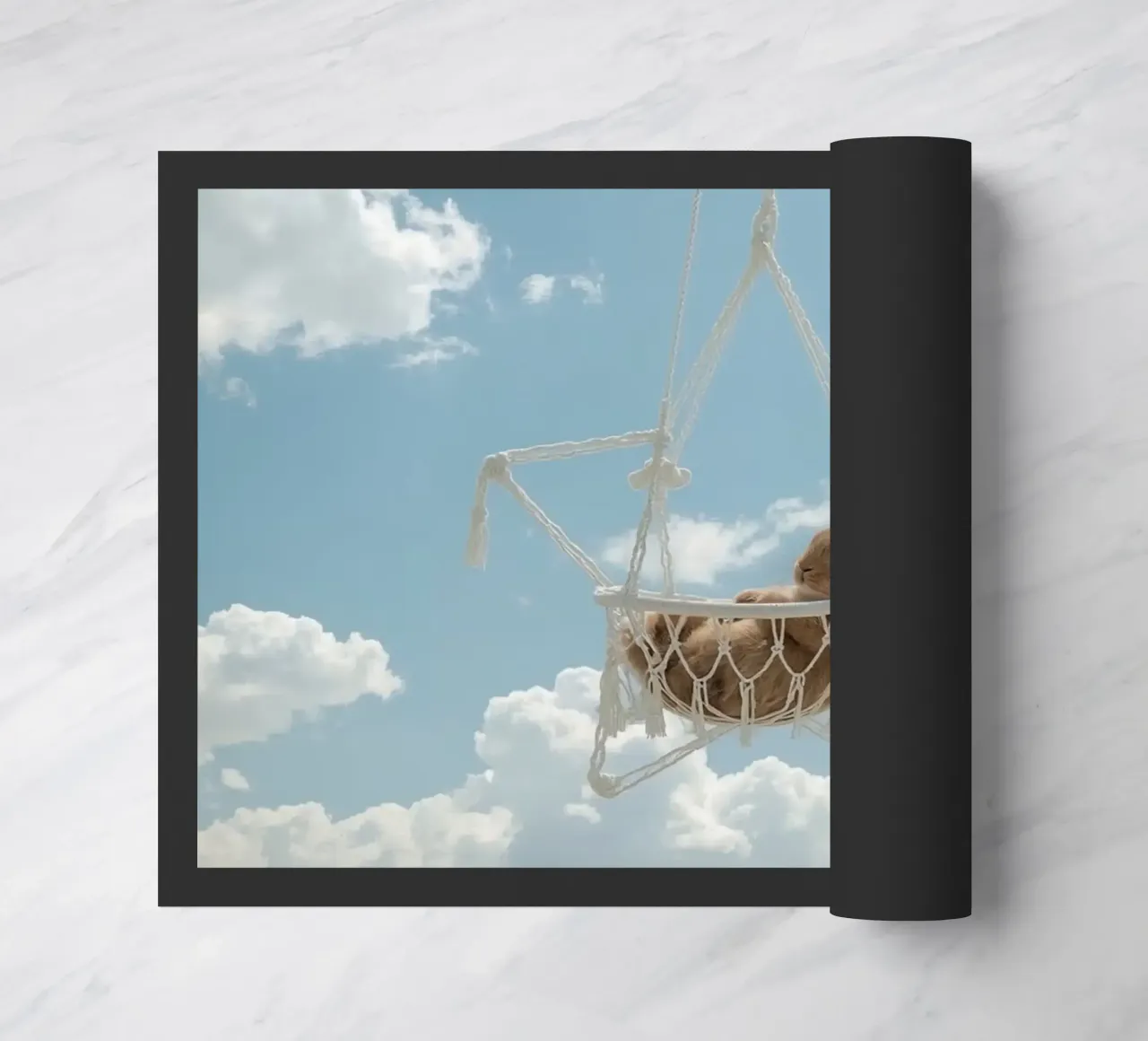 Mignon lapin heureux dans un hamac en macramé sur fond de ciel paillasson de DesignDoodle